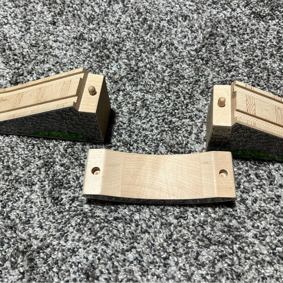 Thomas & Friends Wooden Railway Train 3-Piece Maron Arched Stone Bridge Gray - Picture 7 of 9